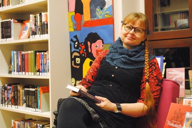 Mervi Heikkilä toivoo, että isät, äidit ja ammattikasvattajat näyttäisivät lukemisen esimerkkiä lapsille ja nuorille. KUVA: EEVA-LIISA KULJU