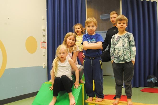 Irmeli, Neea, Mimmi, Kosti ja Luukas seisahtivat hetkeksi kuvaan temppuradalle, jota olivat Tervanallessa kiertämässä liikuntakoordinaattori Aksel Katteluksen kanssa. KUVA: EEVA-LIISA KULJU