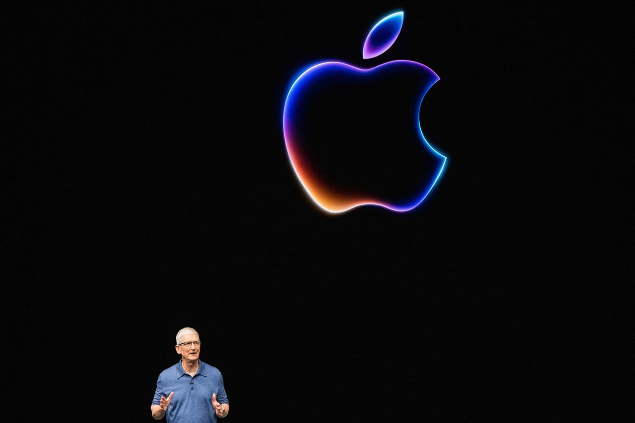 Apple julkisti Apple Intelligence -palvelut aiemmin kesäkuussa. Tarkoitus on integroida OpenAI-yhtiön kehittämä tekoäly ChatGPT Applen puhelimiin tämän vuoden aikana. Kuvassa yhtiön toimitusjohtaja Tim Cook. LEHTIKUVA/AFP