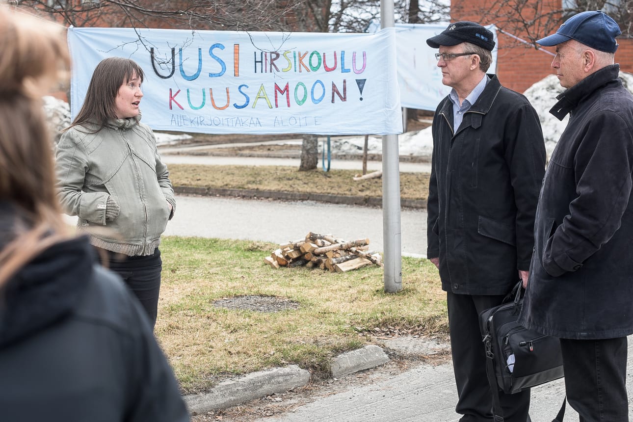 Sini Aittakumpu joutui taistelemaan saadakseen sisäilmatietoja kaupungilta. Tuomo Hänninen ja Martti Turunen kuuntelivat mielenosoittajia maanantaina.