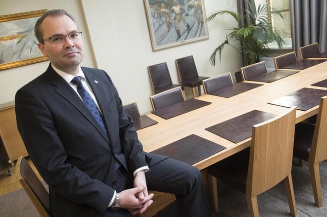 Puolustusministeri Jussi Niinistö allekirjoitti tiistaina Suomen, Ruotsin ja Yhdysvaltain välisen julistuksen puolustusyhteistyöstä Washingtonissa. KUVA: Mauri Ratilainen