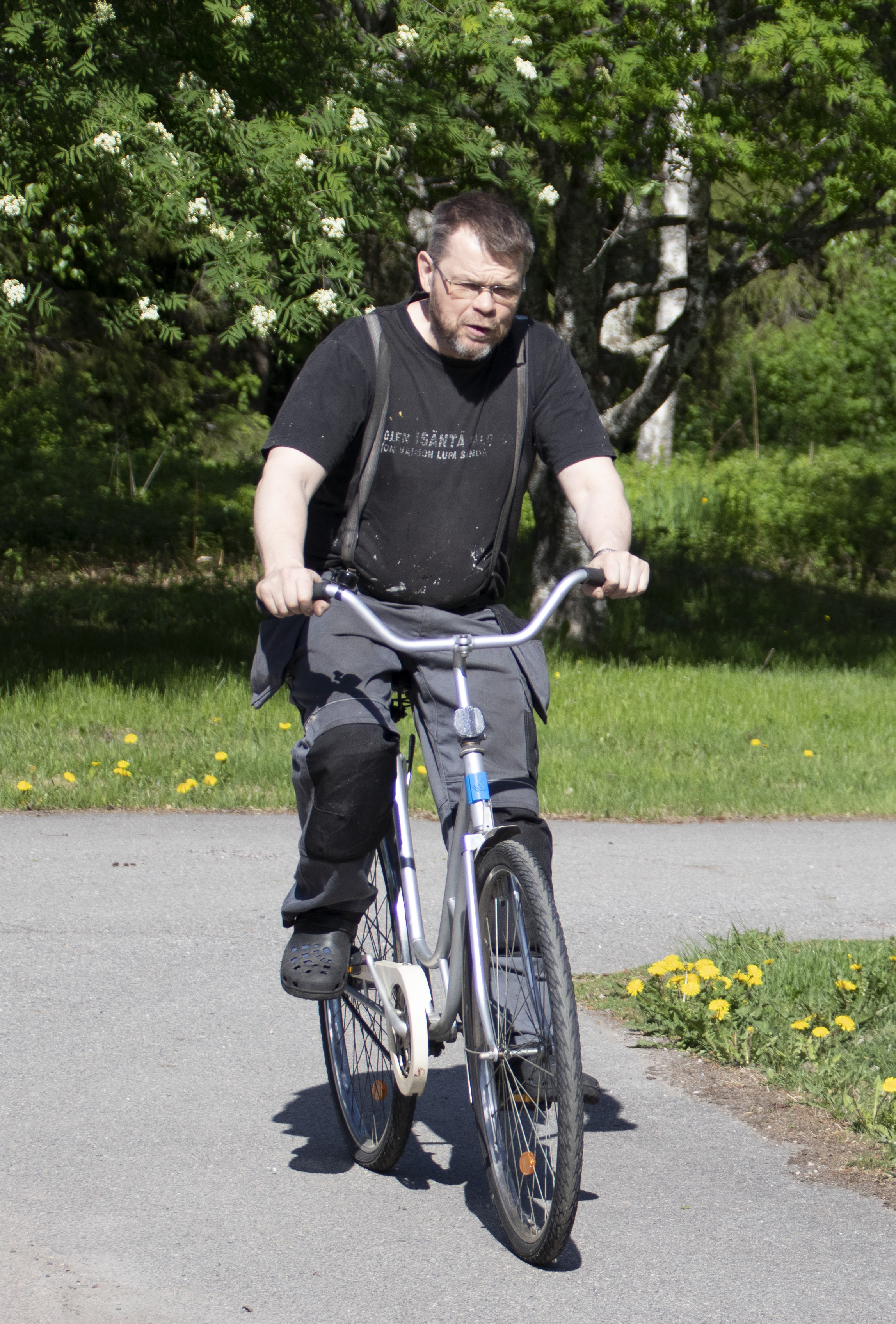 Piippolan työpajan pyöräpajalla polkupyörien korjaajia ohjaava Ari Niemelä näytti, kuinka kevyesti monesta pyörästä koottu, kunnostettu polkupyörä kulkee.