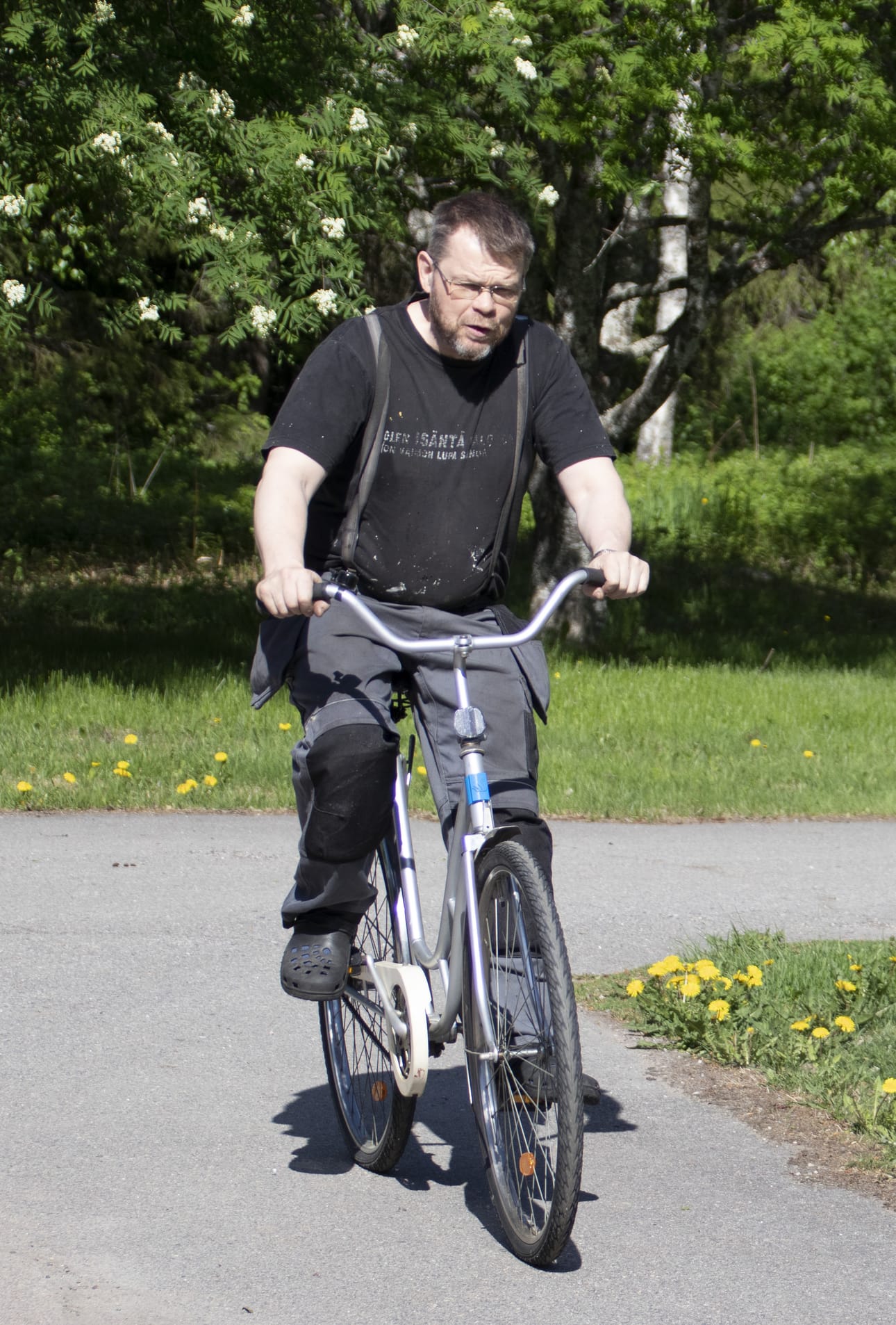 Piippolan työpajan pyöräpajalla polkupyörien korjaajia ohjaava Ari Niemelä näytti, kuinka kevyesti monesta pyörästä koottu, kunnostettu polkupyörä kulkee.
