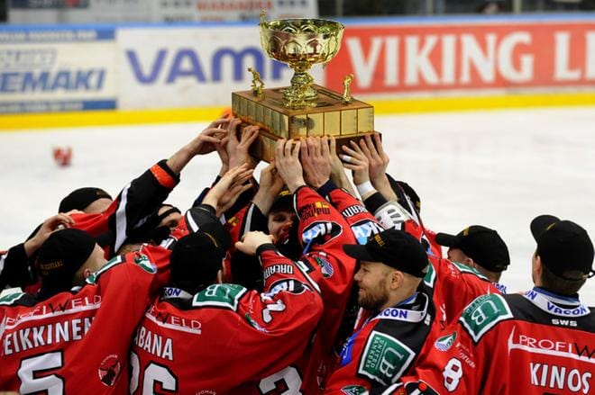 Näin nousee mestiksen mestaruuspokaali maaliskuussa 2009. Pelaajat kuvasivat helmikuun lopusta huhtikuun puoliväliin kestänyttä pudotuspelijaksoa tunneliksi, jossa elettiin vain pelille. KUVA: ARKISTOKUVA