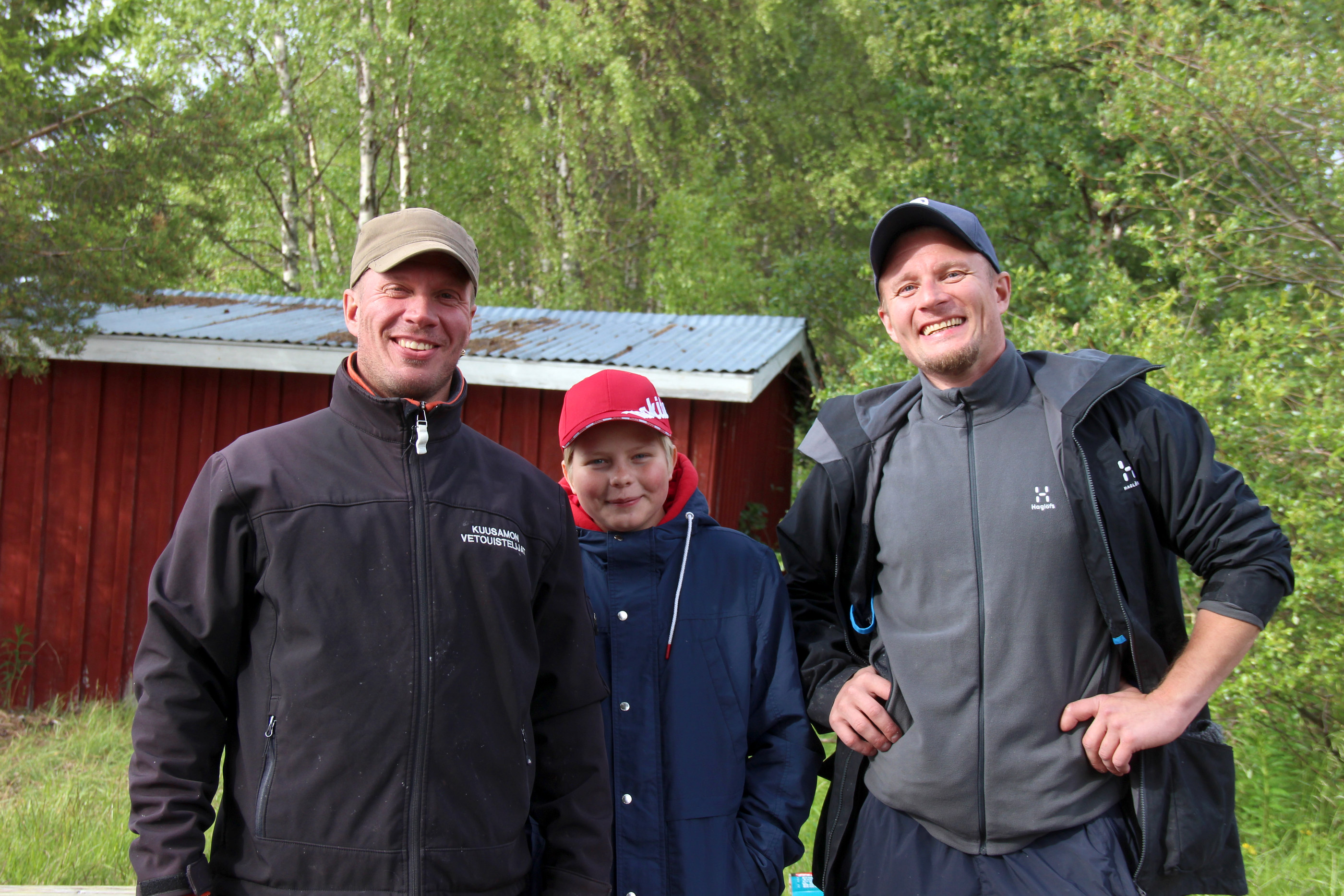 Voittajien on helppo hymyillä. Kuvassa vasemmalta Sampo Nevala, Santeri Lauttanen ja Antti Nevala. He toivovat uistelukisoihin sankempaa osallistujamäärää.