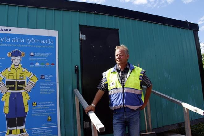 Projektipäällikkö Timo Kujanpää oli kiireinen päivää ennen uuden ohitusväylän avaamista. Hän on juuri tullut Kauhajoelta Skanskan työmaayksikköön Laihialle. KUVA: JARI JURKKA