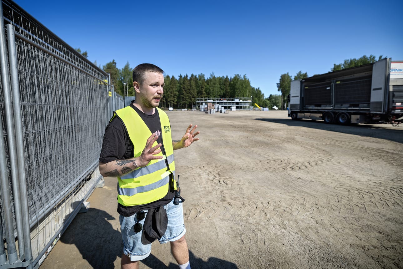 Provinssia rakennetaan parhaillaan. Ville Koivisto kertoo, että perjantaina festarialueen ympärille rakennetaan aita ja alue suljetaan.