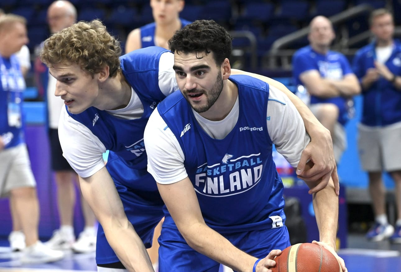 Lauri Markkanen (vas.) ja Edon Maxhuni Suomen koripallomaajoukkueen harjoituksissa viime syksynä. LEHTIKUVA / Heikki Saukkomaa