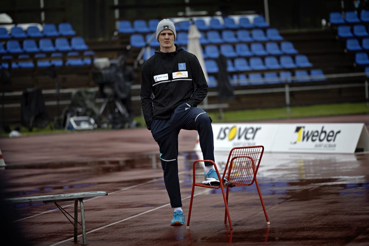 Oliver Helander seurasi muiden heittoja sivusta lauantaina.