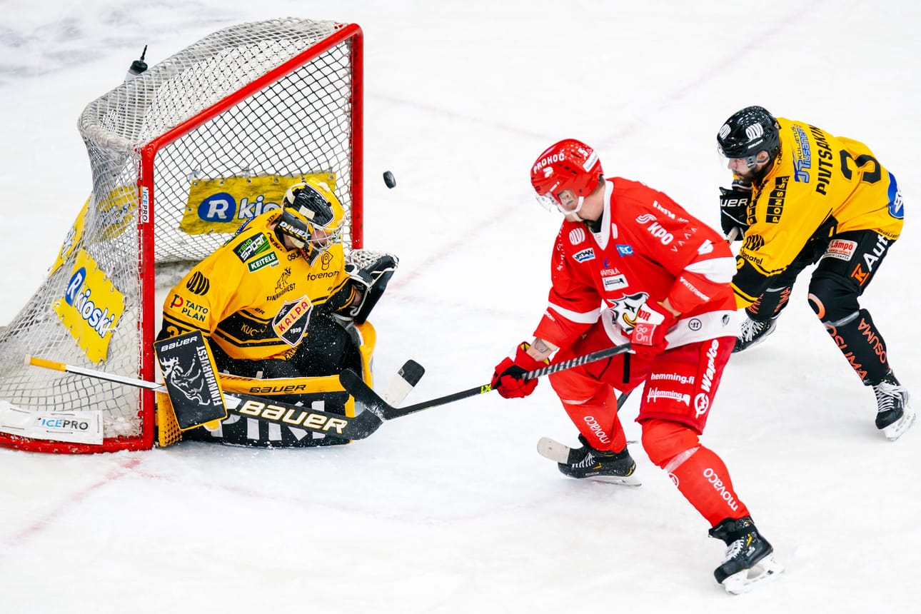 Olavi Vauhkonen iskee 1-1 tasoituksen Eero Kilpeläisen taakse. Nikita Pivtsakin yrittää estää.