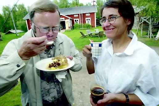 Luuta ja vettä. Hannu Lassilan ja Leena Jaakkolan mielestä Turkansaaressavalmistettu pula-ajan palviluukeitto oli syötän hyvää.