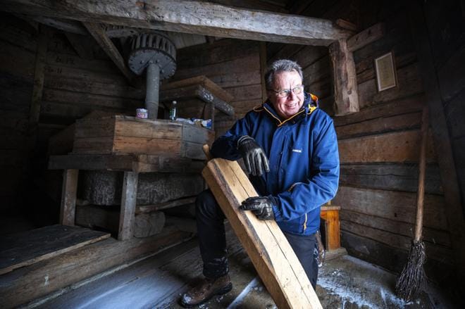 Sundomin kyläyhdistyksen puheenjohtaja Kjell Nybacka esittelee Sundomin tuulimyllyn sisätiloja. Kyläyhteisö peruskorjasi tuulimyllyn talkootöinä viime kesänä. KUVAT: JARNO PELLINEN