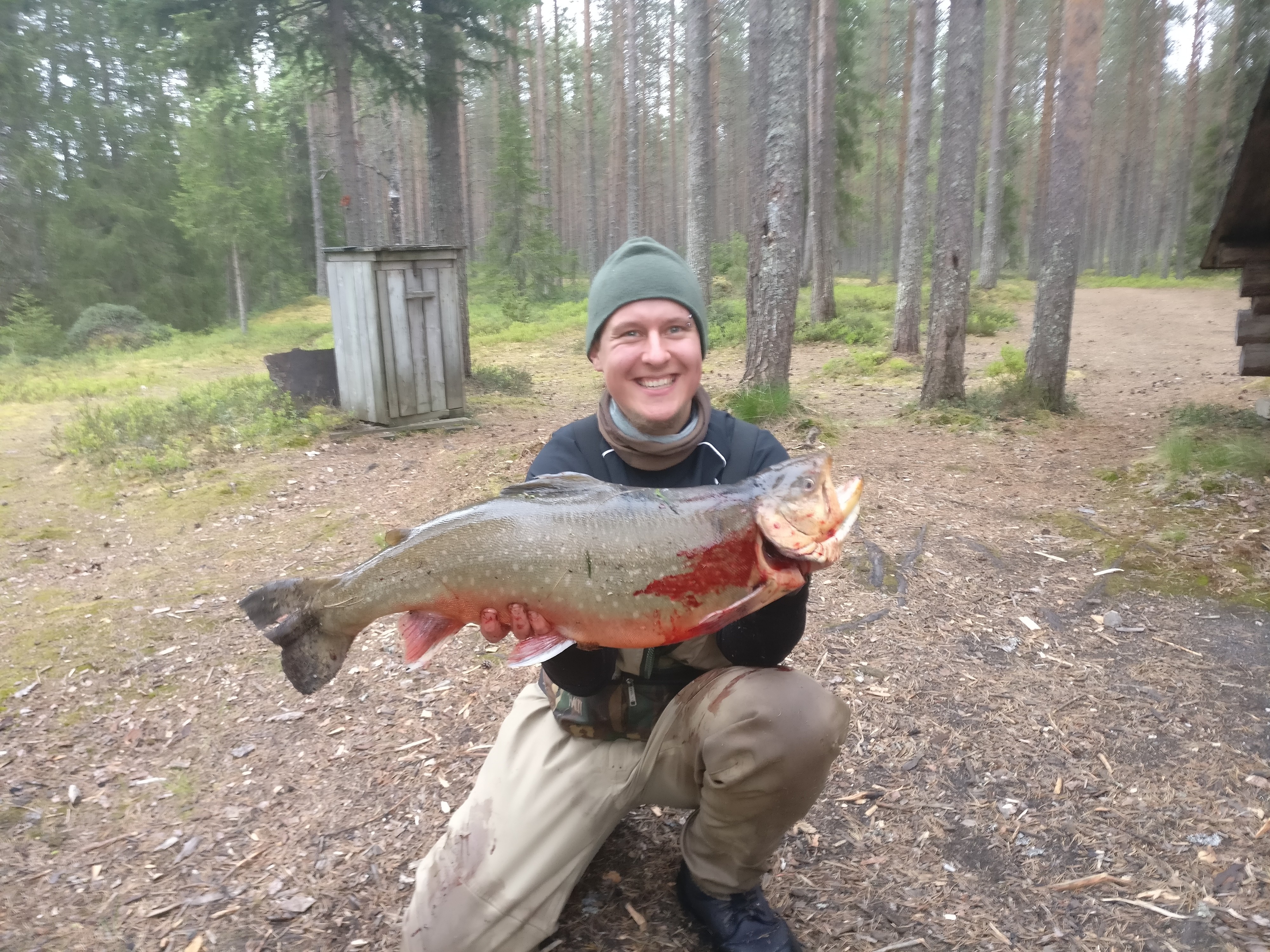 Juhannuskalaa lähdin hakemaan ja sen sain! Suomen ennätys nieriä 6.585kg 70cm. Kalasta riitti koko suvulle. Yhtä hymyä on tämä mies.