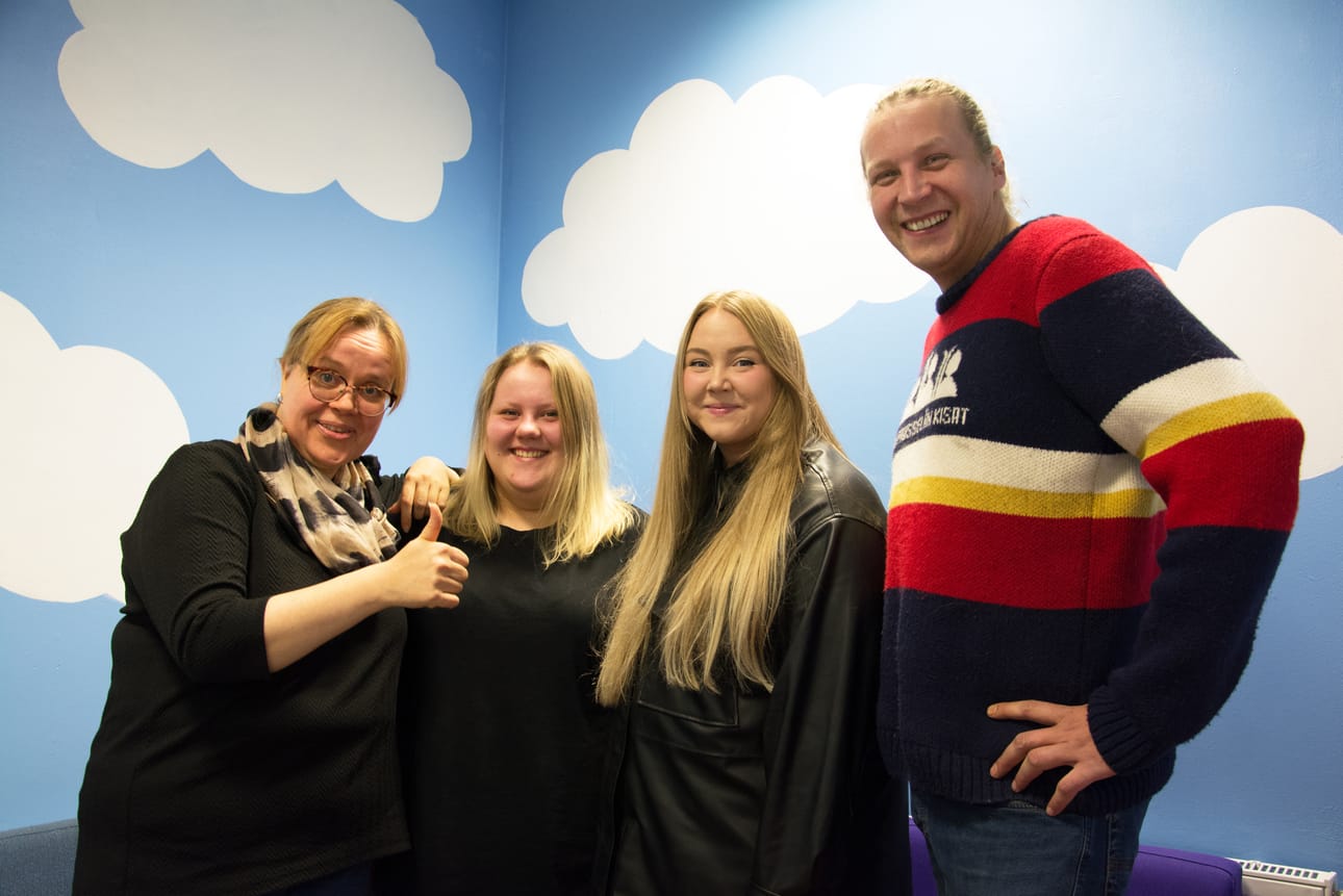 Katja Urrila, Oona Oinonen, Ella Leinonen ja Rolle Saarinen toivovat perjantaille hyvää säätä siivittämään tapahtumaa.