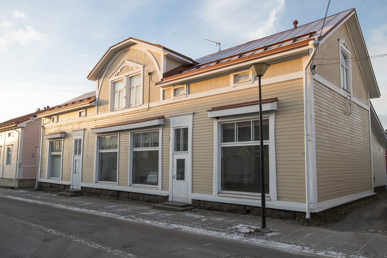 Viidettä jouluikkunaa voi käydä ihailemassa entisessä Hassisen kaupassa osoitteessa Kauppakatu 33A.