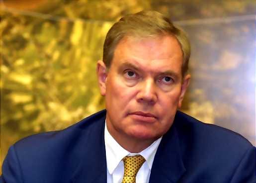 Paavo Lipponen peittosi Erkki Tuomiojan puheenjohtajavaalissa.
