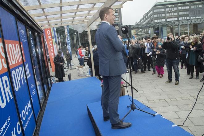 –Kun me tiedetään etujärjestöjen valtavat panokset paikalla olevien puolueiden vaalikampanjointiin, ei voi välttyä ajatukselta, että saamme Suomeen ostetun hallitusohjelman. Kokoomus yksiselitteisesti vaatii lobbareita ja SAK:ta ulos Säätytalolta, Petteri Orpo puhui lauantaina. KUVA: Mauri Ratilainen