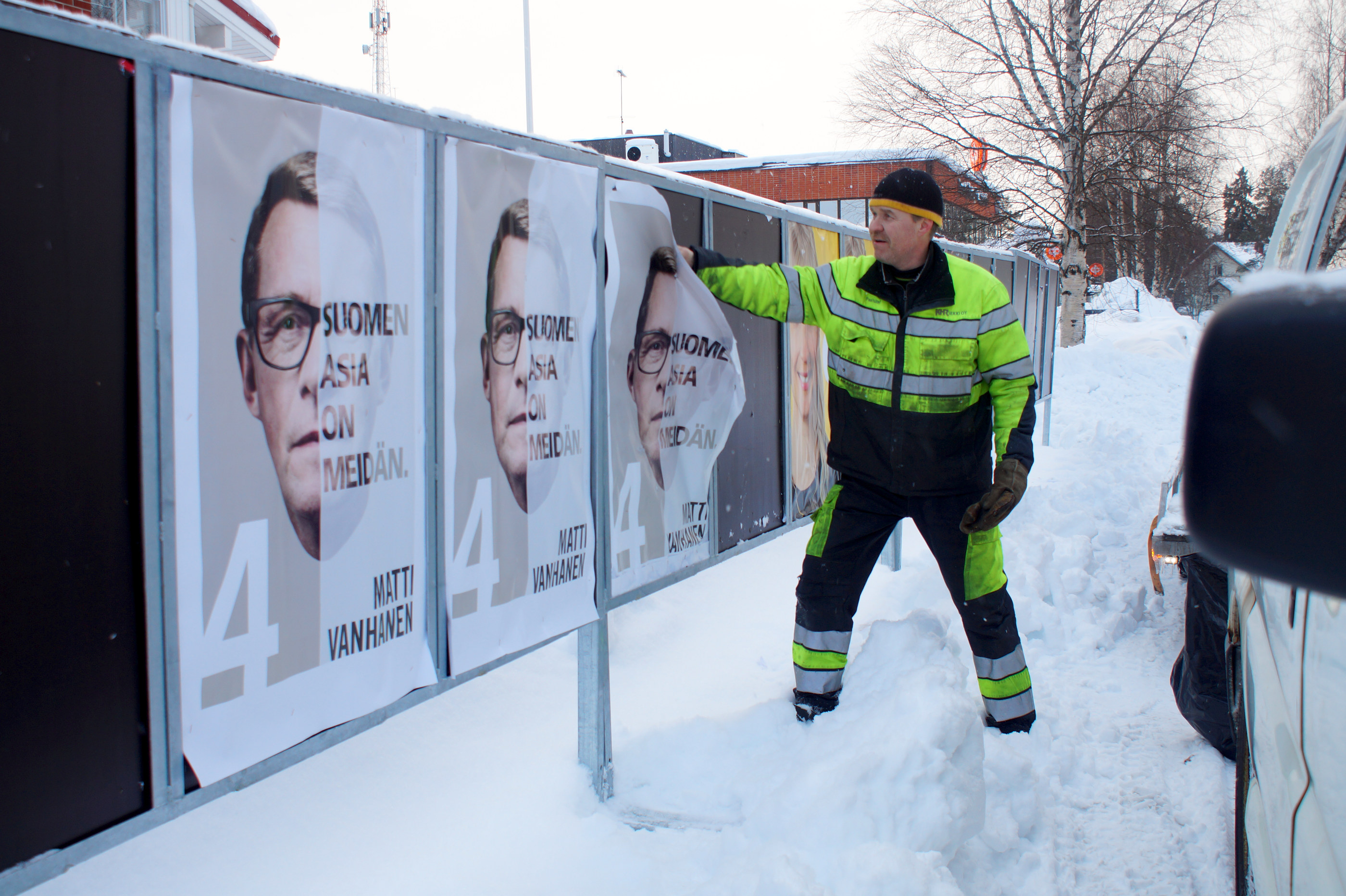 Pasi Huitsi irrotteli tiistaina vaalijulisteita, koska toista kierrosta ei tullut.