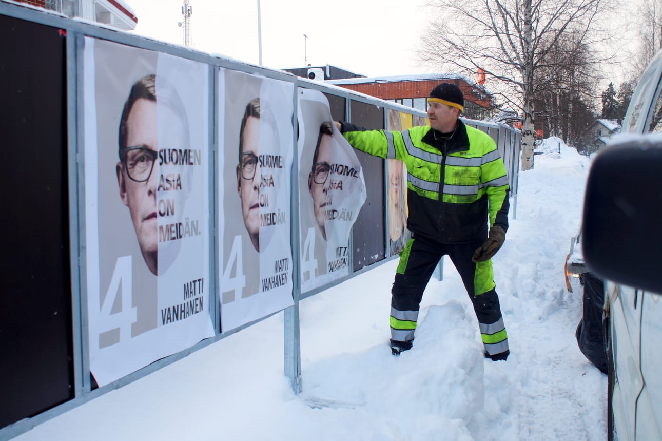 Pasi Huitsi irrotteli tiistaina vaalijulisteita, koska toista kierrosta ei tullut.