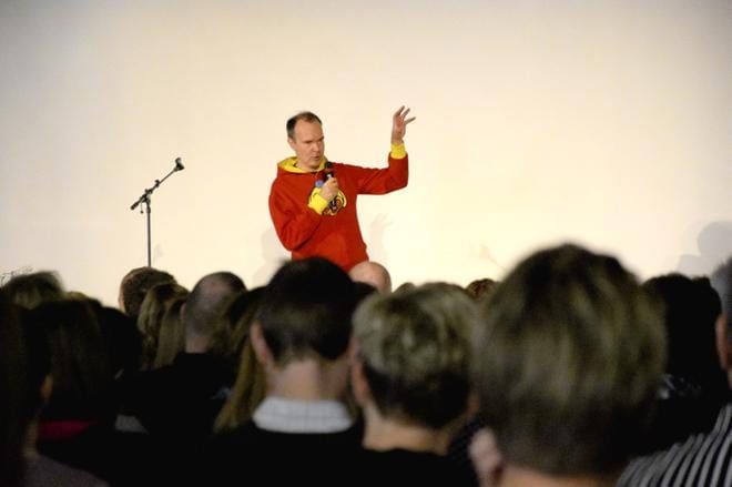 Punainen huppari on Peter Vesterbackan tavaramerkki. Hän esiintyi Pietarsaaren seudun koulujen henkilökunnalle. KP/TAPIO LEHTINEN