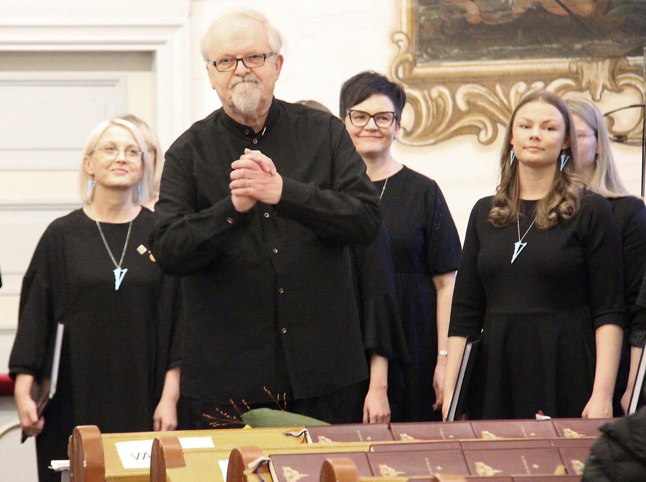 Musiikkineuvos Tapani Tirilän johtaman Naiskuoro Välkkeen joulukonsertit kuullaan tänä vuonna Oulaisissa ja Ylivieskassa.