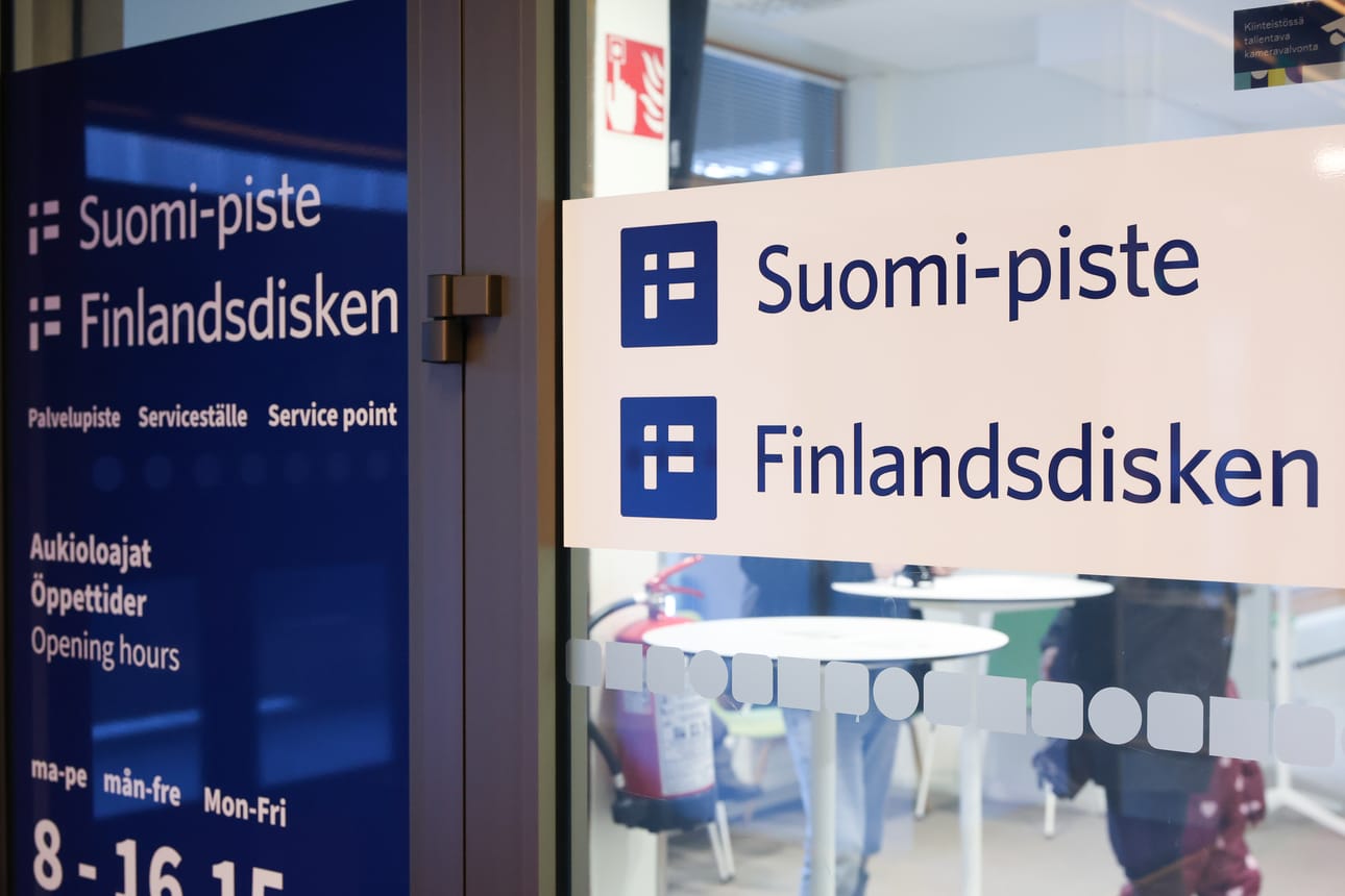 Suomi-pisteet kokoavat viranomaisten palveluja saman katon alle. Suomi-pisteiden palvelut on suunnattu erityisesti niille asiakkaille, jotka eivät pysty asioimaan sähköisesti.