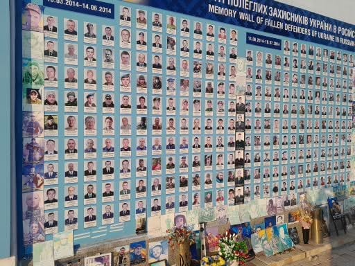 Ukrainan puolustustaistelussa kaatuneiden muistoseinä Kiovassa.