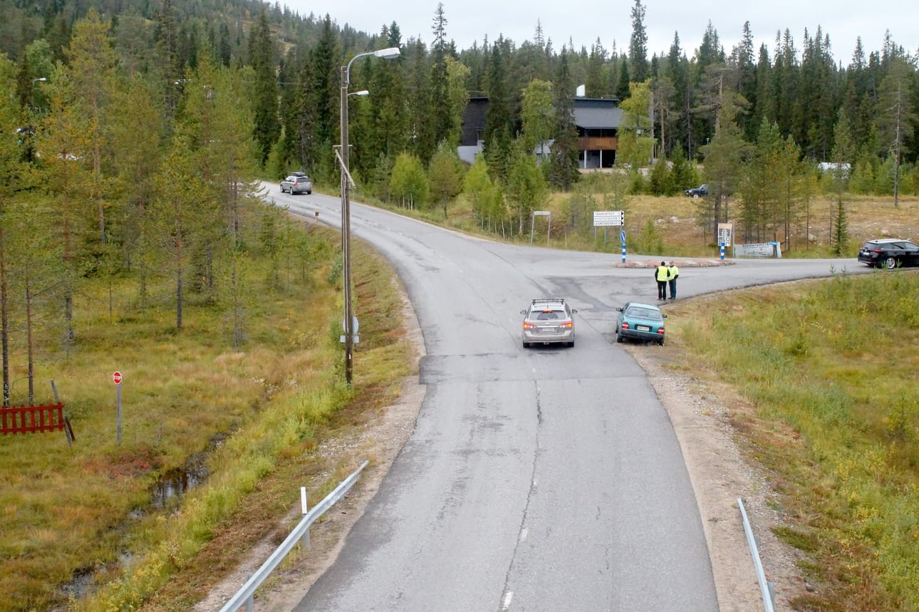Kuvassa näkyvään Syötetien ja Pärjänkievarintien risteykseen on suunnitteilla kiertoliittymä. Myös uusia kevyenliikenteen väyliä on tunturin tyvelle tulossa.