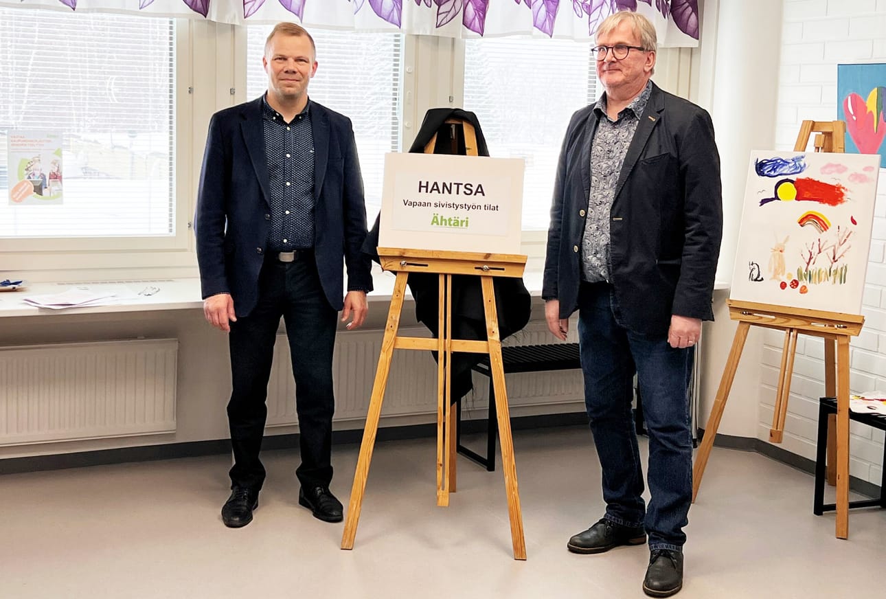 Ähtärin kaupunginjohtaja Jarmo Pienimäki ja Lakeudenportin kansalaisopiston rehtori Arto Juurakko julkistivat vapaan sivistystyön ja kulttuurin tilojen nimen avointen ovien päivässä.