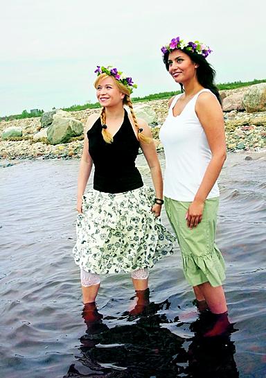 Isa-Eerika ja Jasmin nauttivat Perämeren aalloista. "Toivottavasti vedet lämpenevät, jotta pääsisi pian uimaan!"