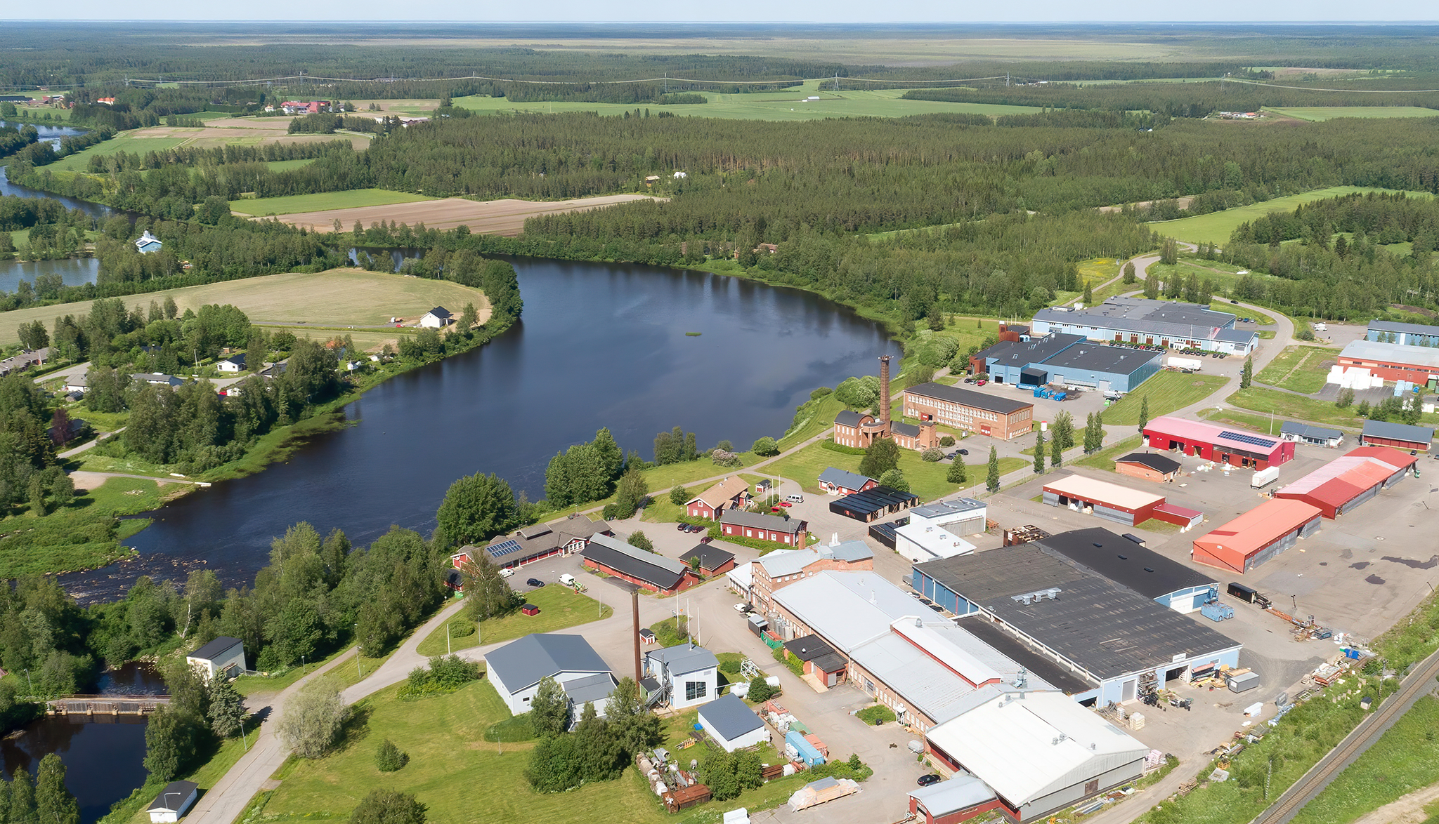 Ruukin Yrityspuisto – oikeastaan ei missään, silti keskellä kaikkea, tarjoten yrittäjälle asiakaslähtöiset toimintatavat sekä hulppeat Siikajoen maisemat!