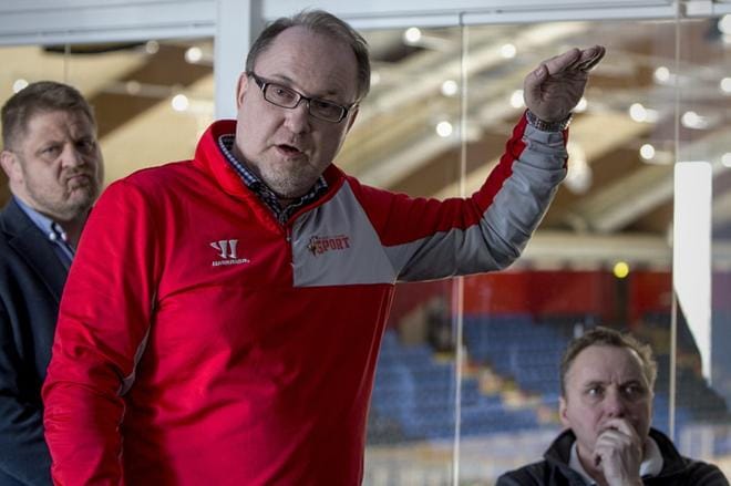 Jäähalliremontista kertoivat Vaasanseudun Areenoiden toimitusjohtaja Michael Lyyski, Sportin toimitusjohtaja Tomas Kurtén ja toimitusjohtaja Jyrki Niemi Vaasan Jäähallin Ravintolat oy:stä. KUVA: PAULA KASKIMAA