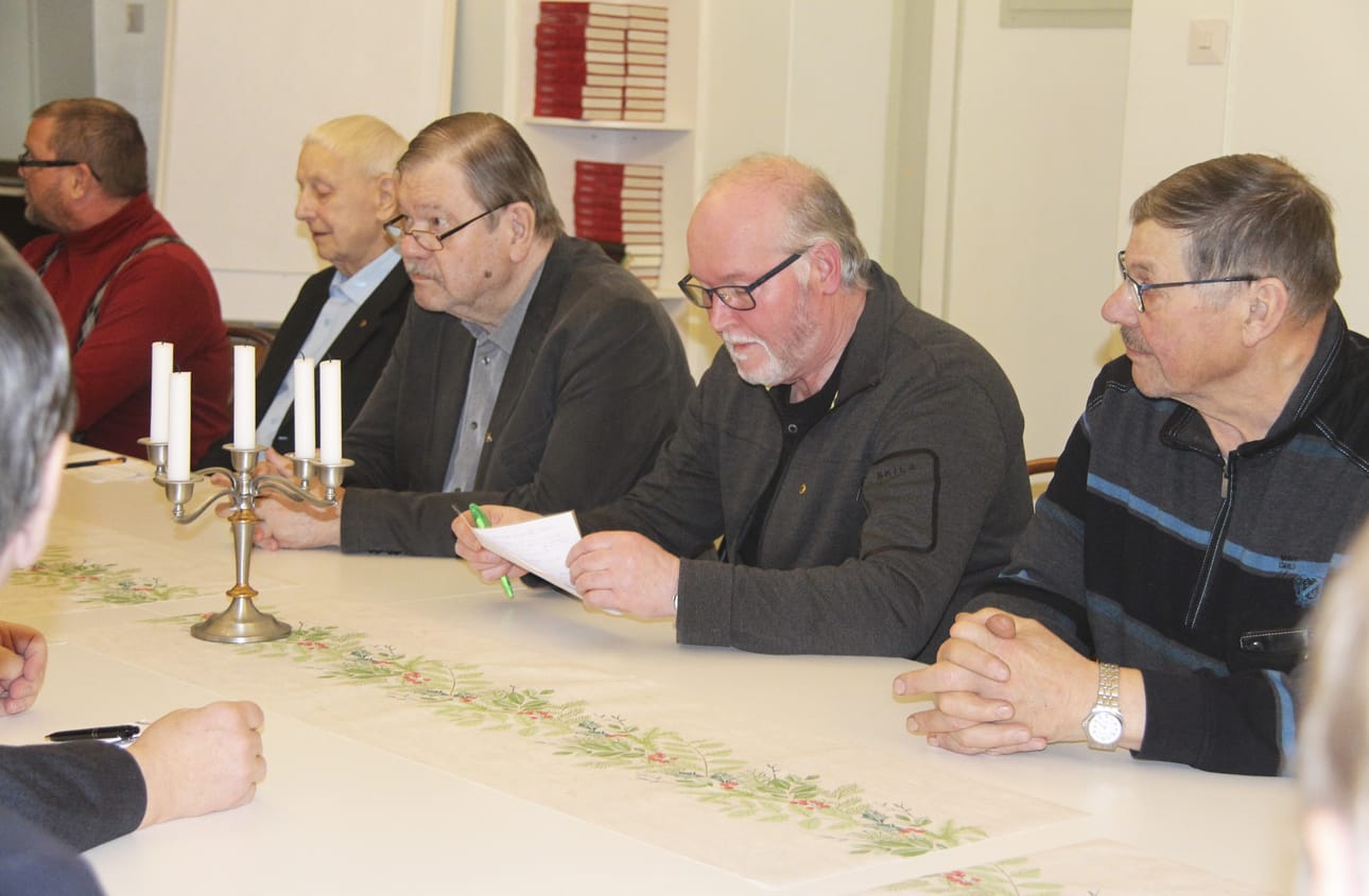 Hannu Merilehto ynnäsi Oulaisten Lions Clubin kokouksessa toimenpiteitä, joita leijonat ovat tehneet ukrainalaisten auttamiseksi paikallisesti.