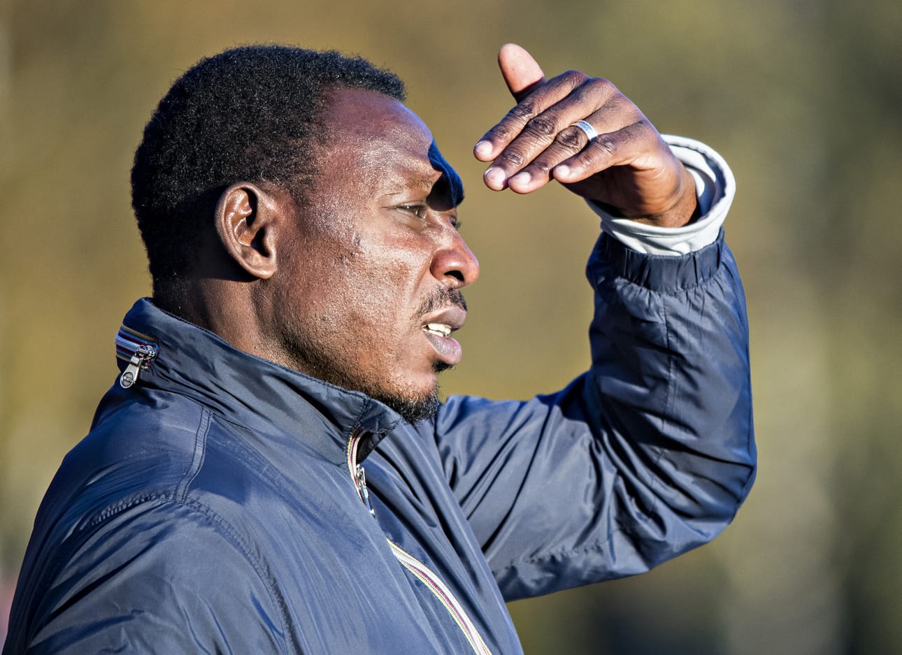 Daniel Amokachi valmentaa Kakkosessa pelaavaa oululaisjoukkuetta JS Herculesia.