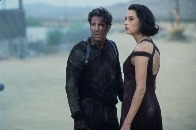 Silmänkääntäjien kuninkaassa on kyse kultista, tärkeissä rooleissa ovat yksityisetsivä Harryna Scott Bakula ja Dorotheana Famke Janssen. KUVA: Hero