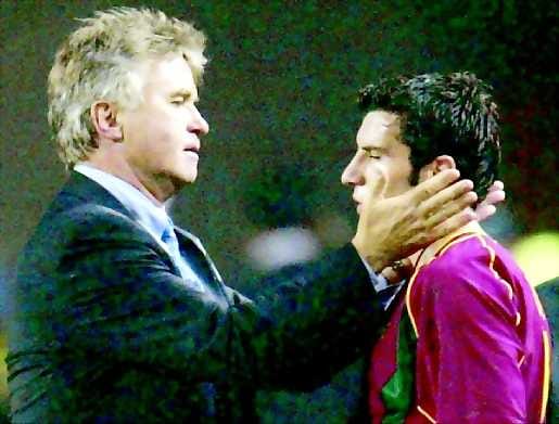 Lohtua suruun. Etelä-Korean hollantilaisvalmentaja Guus Hiddink lohduttaa Portugalin tähtipelaajaa Figoa.