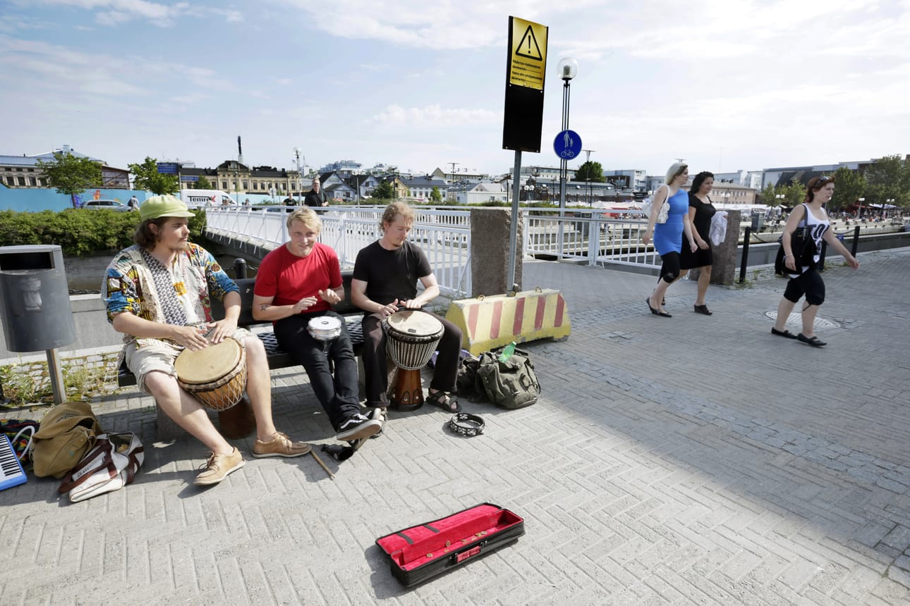 Tuomas Tervonen (oik), Pete Miettunen ja Lauri Sallamo saapuivat torille juuri, kun tapahtumaa oltiin keskeyttämässä. Miehet päättivät kuitenkin jäädä pääkirjaston eteen rummuttamaan kahta afrikkalaista djembe-rumpua ja Arabimaissa yleistä darbukaa.