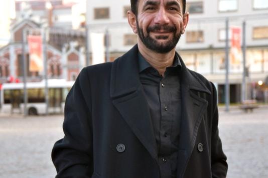 Saleh Najm Aldeen on Lähi-idän makuihin erikoistunut kokki. 11.12. keskustassa järjestettävässä Ihmisoikeuspäivän tapahtumassa on luvassa Salehin kuuluisia falafeleja. Kuva: Raija Koivisto
