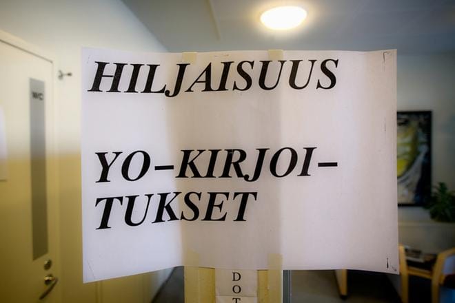 Vika katkaisi sähköt lähes kymmenestätuhannesta taloudesta ja kiinteistöstä keskiviikkona Seinäjoella. Yksi oli Seinäjoen lukio. Arkistokuva Eetu Sillanpää