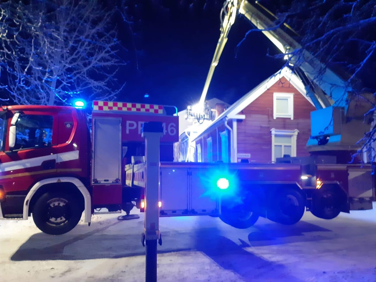 Palo eteni vanhan puutalon yläkerran rakenteissa.