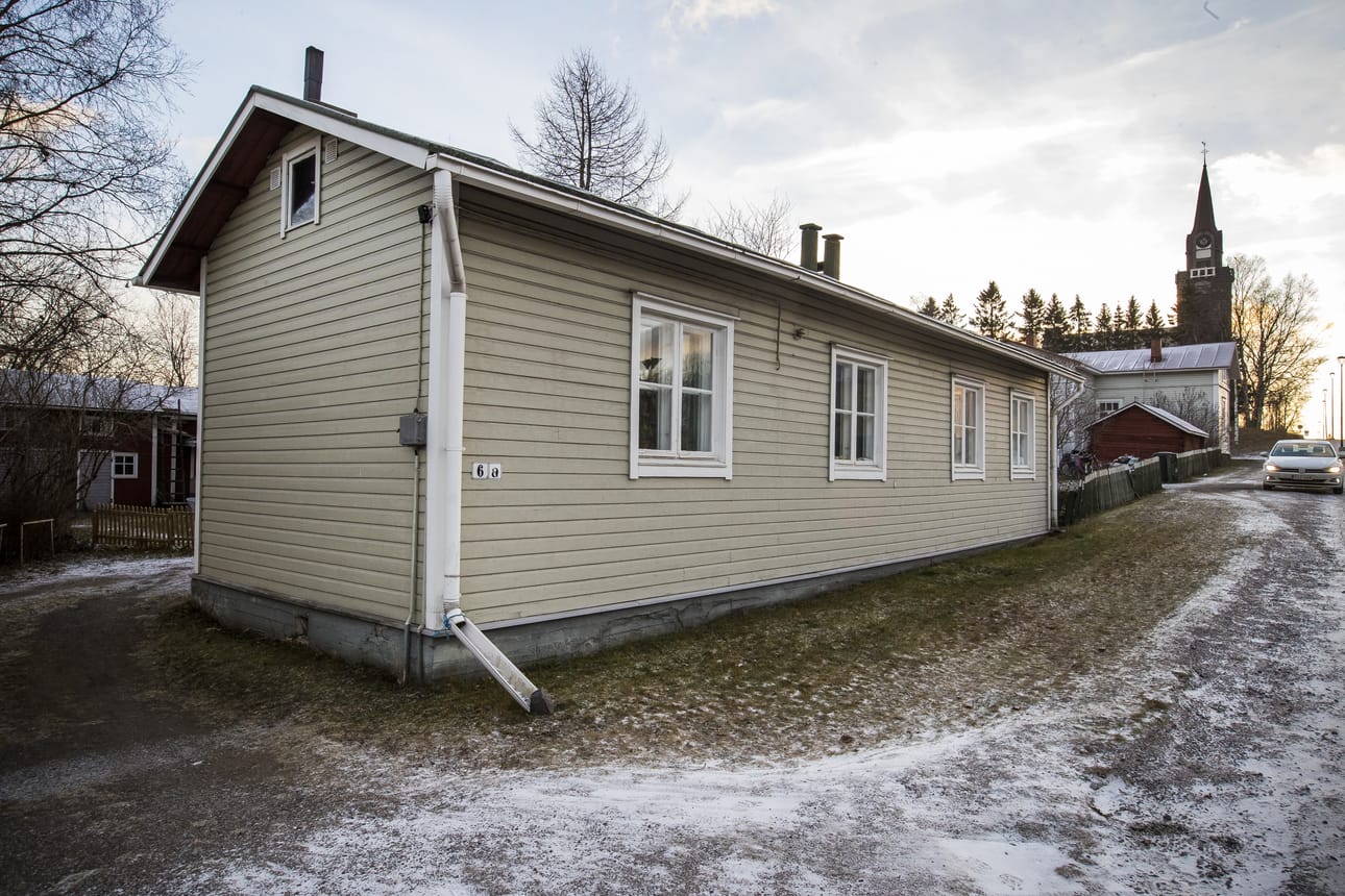 Itsenäisyyspäivän jouluikkuna löytyy osoitteesta Kirkkokatu 6A. Monet Kirkkokadun asukkaista saivat aikoinana elantonsa mereltä. Merimiesten joulukin kului usein rannattomalla ulapalla.