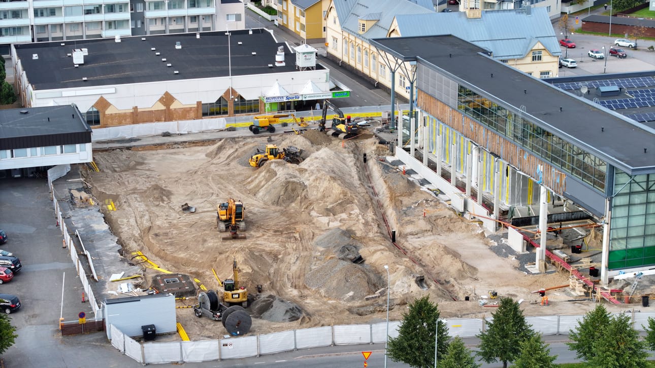 Entisen Prisman vanhin osa eli alkuperäinen Sokos-tavaratalo on purettu Raahen keskustasta. Syntyvälle aukiolle sijoittuu muun muassa S-marketin lastauslaiturit.