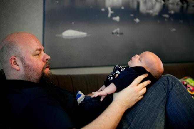 – Pelkäsin etukäteen, että osaanko pitää sylissä ja mitä jos se huutaa kaiket yöt. Mutta tämä vain syö, nukkuu ja kasvaa, ihmettelee Sami Mäntylä. KUVA: JAAKKO ELENIUS
