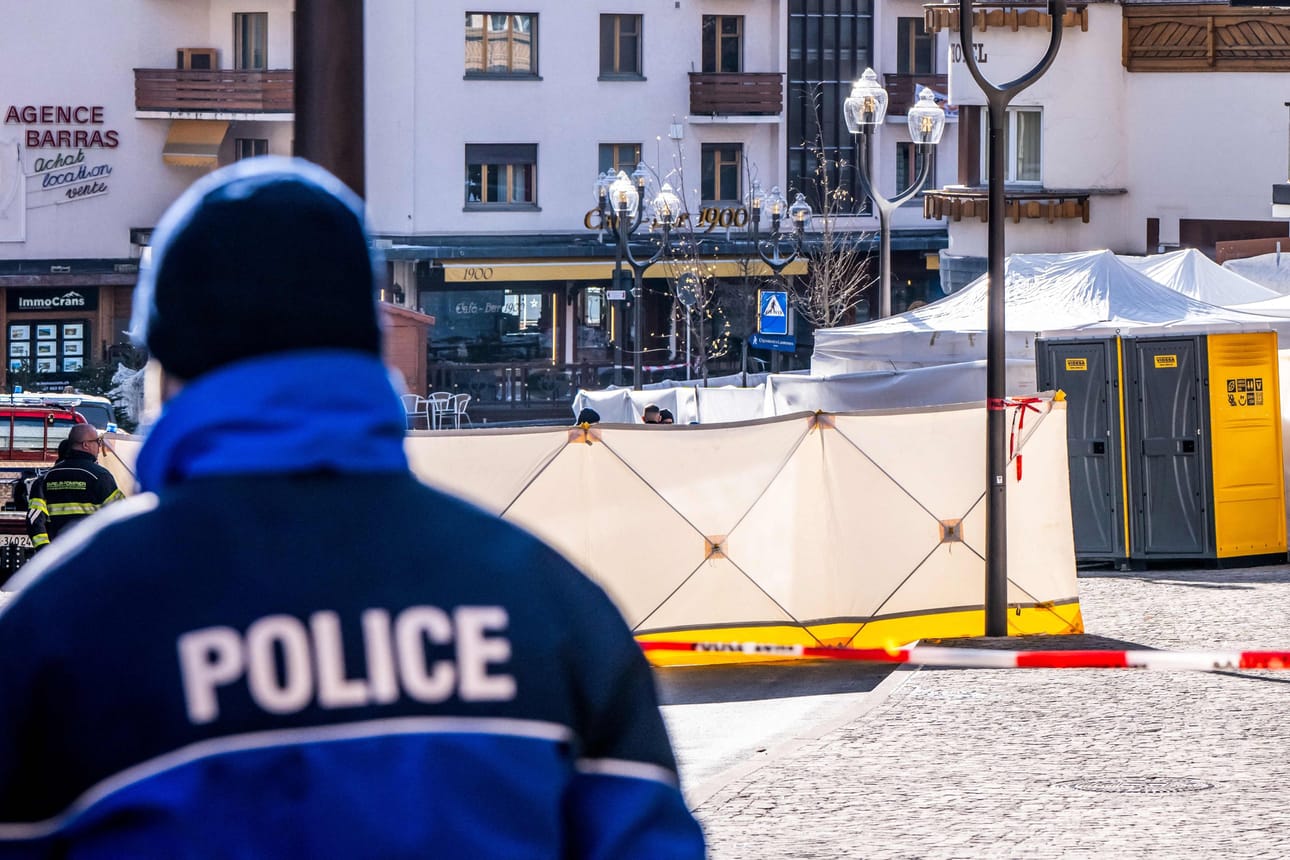 Poliisi päivystää kadulla Crans-Montanan keskustassa onnettomuuspaikan edustalla.
