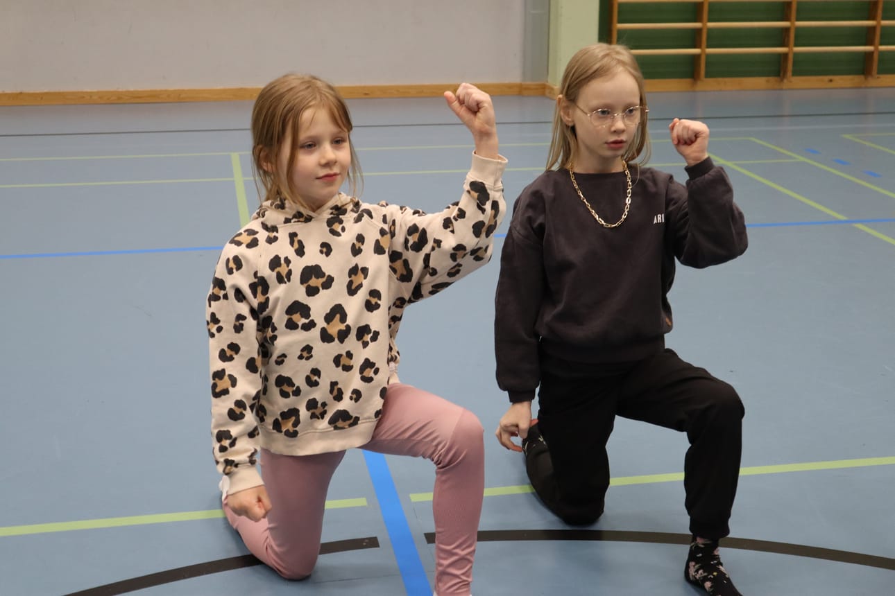 Viola Virtanen ja Lilja Ahlvik näyttävät asennon, joka vessanpönttöhipassa pitää ottaa kiinni jäädessään.
