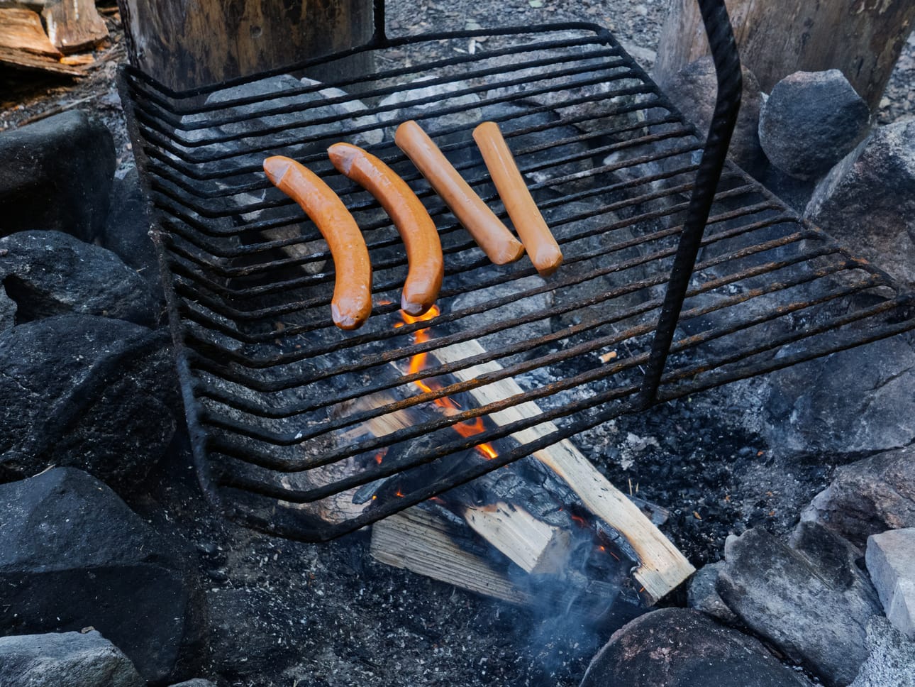 Isoa roihua ei kannata tehdä vain tavan vuoksi tai siksi, että se näyttää retkivalokuvissa komealta. Toisinaan makkarat saa kuumiksi jo niillä hiiltyneillä puujämillä, joita edellisiltä kulkijoilta on jäänyt nuotiokehään.