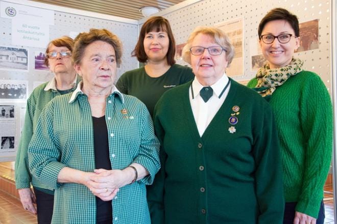 Vihreä on sotilaskotisisarten väri. Marja-Liisa Salminen, Anne Luodeslampi, Marja-Terttu Rauhala ja Anu Kujansuu asettuivat kuvaan puheenjohtajansa Anneli Valkaman (edessä vasemmalla) kanssa. KUVAT: KAROLIINA SYRJÄ