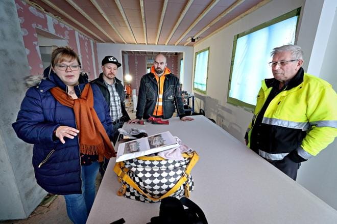 Sisustussuunnittelija Leila Rajala sekä rakennusliike Komian yrittäjät Jarmo Nostaja ja Jarmo Rajala sekä työnmaan vastaava mestari Heikki Jaskari seisovat Upseeritalon kolmion keittiössä. Itikanmäellä sijaitseva vanha puutalo ehti olla tyhjillään muutaman vuoden. KUVAT: KARI LÖFHJELM