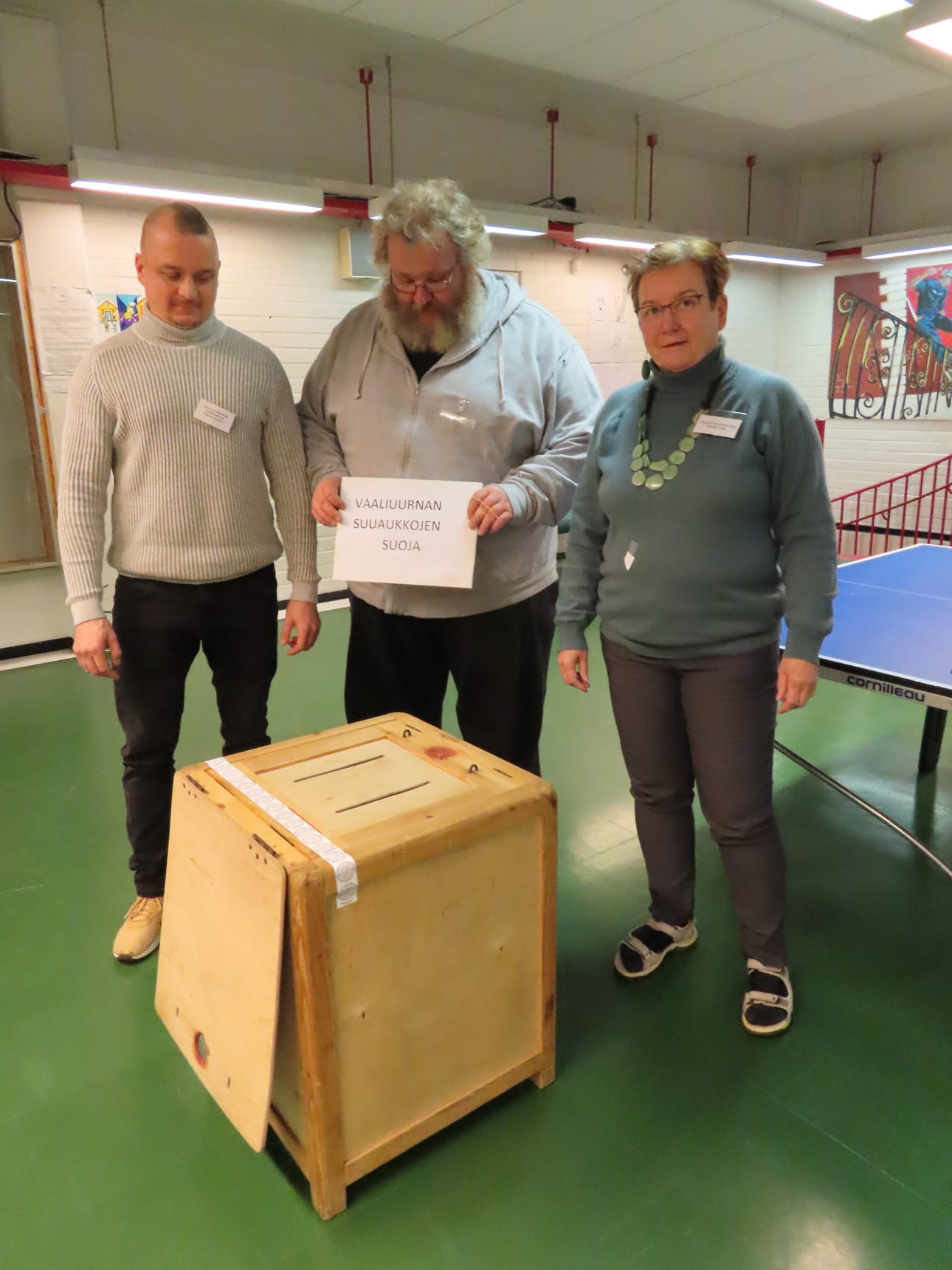 Taivalkosken kirkonkylän eteläisen äänestysalueen vaalilautakunnan puheenjohtaja Markku Elehvä sekä jäsenet Jouko Turpeinen ja Maaret Ihme valmistutumassa ääntenlaskentaan.