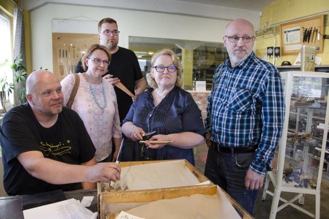 Iisakki Järvenpään yrittäjä Jarkko Haukkala, Tuulia designista Minna Mäkipernaa, Puukkofestivaalien edustaja Tuomas Lahdenperä, Aila Lehtorinne Kauhavan Yrittäjistä ja yrittäjä Timo Lauri kertoivat Puukko- ja käsityöfestivaalien ohjelmasta puukkotehtaalla pidetyssä tiedotustilaisuudessa. KUVA: JUHA AHO-PYNTTÄRI